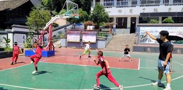 在绳子里钻, 支教队妙招, 个个像刚出