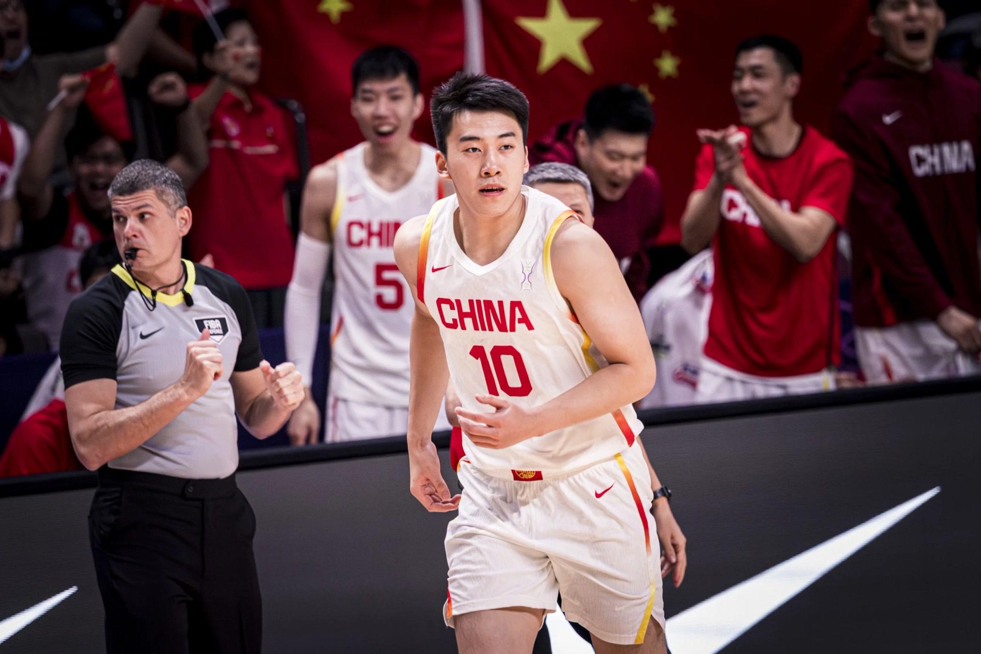 三战三胜小, 传奇球星奥, 小组前两场